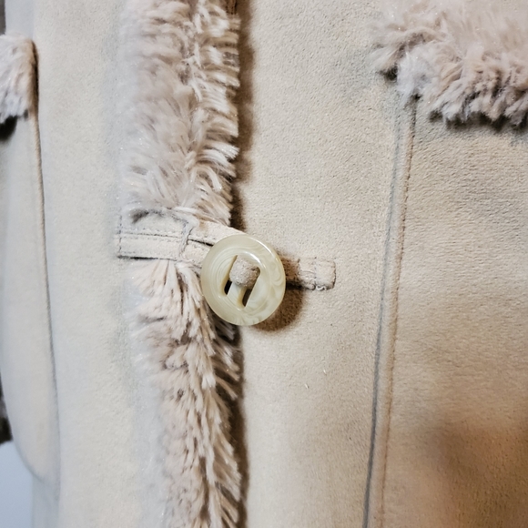 Jones New York Small Suade & Faux Fur Coat. - Picture 4 of 13